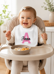 Personalisiertes Baby-Lätzchen | Name minimalistisch – weiches, doppellagiges Lätzchen aus gekämmter Baumwolle