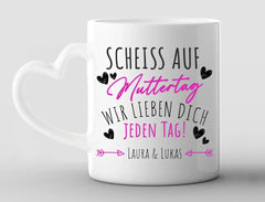 Personalisierte Tasse Herzhenkel Scheiß auf Muttertag, wir lieben dich jeden Tag!