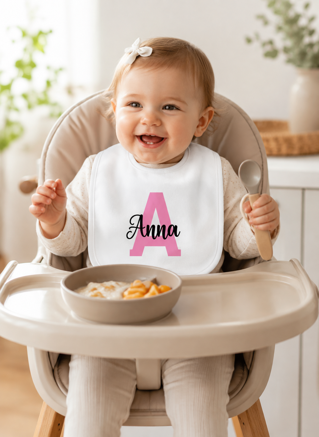 Personalisiertes Baby-Lätzchen | Name minimalistisch – weiches, doppellagiges Lätzchen aus gekämmter Baumwolle